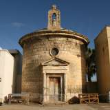 Ma, prima di imboccare la via che porta alla frazione di Cozze, ci attende l�ultima sorpresa del borgo: la particolare cappella della Madonna delle Grazie, dalla rarissima forma circolare